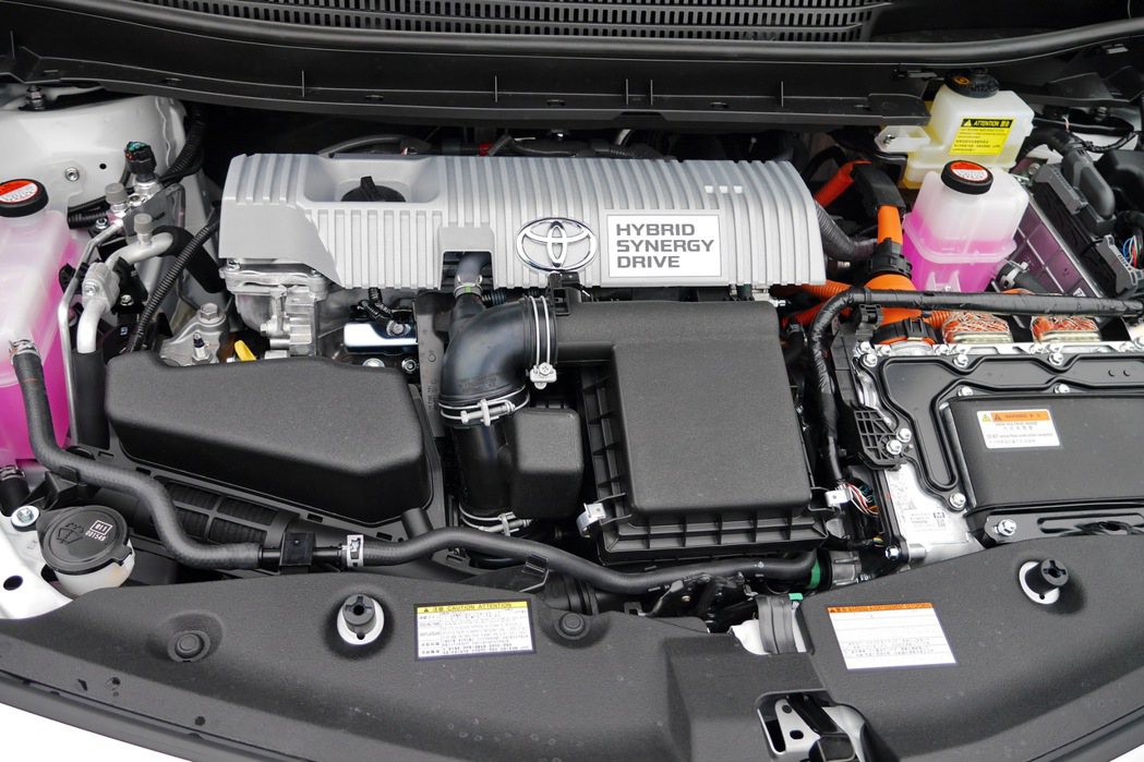 Prius α搭載一具1.8升Atkinson式循環引擎搭配電動馬達，最大綜效馬...