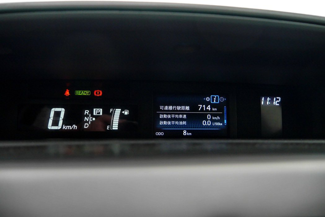 Prius α一樣將儀錶區域配置於中央，提供完整車輛資訊。 記者陳威任／攝影