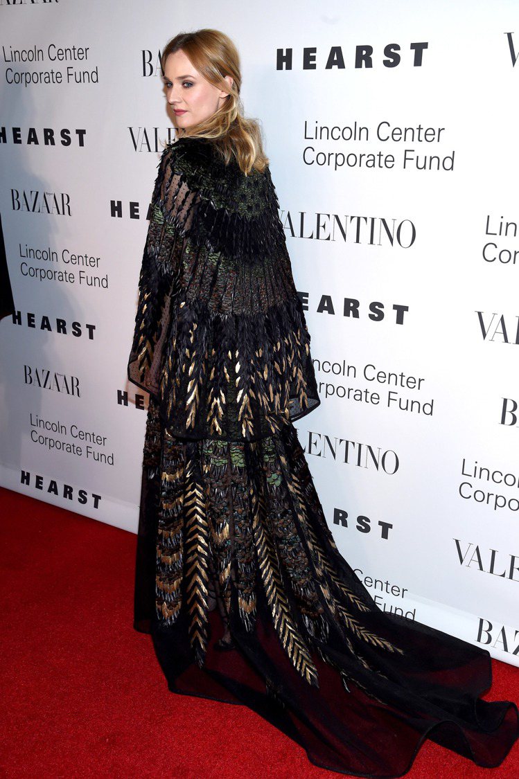 黛安克魯格穿著非洲風潮的蕾絲刺繡禮服。圖／VALENTINO提供