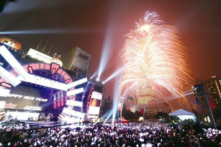 絢麗的台北101煙火陪你迎新年！ 圖／台北市觀光傳播局提供，劉佳雯提供