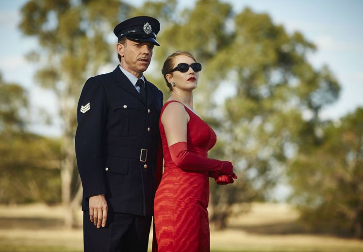 雨果威明在《惡女訂製服》中飾演一名喜愛女裝穿搭的警長。圖／威視電影提供