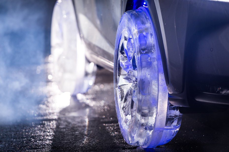 Lexus將旗下NX休旅車加裝冰塊輪胎，並投以藍色LED燈光，展現冰雕藝術。 摘...