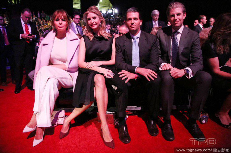 川普現任太太Melania Trump，和前妻生的女兒Ivanka Trump、兒子Donald Trump Jr和Eric Trump出席共和黨總統候選人辯論會。圖／達志影像