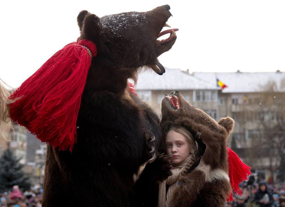 參與「熊舞祭典」的羅馬尼亞民眾，穿上真的熊皮在跳熊舞，以祈求在年關之際能驅趕惡魔...