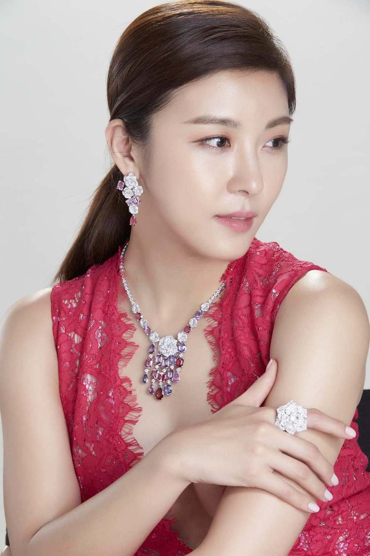 韓女星河智苑演繹伯爵高級珠寶系列，凸顯品牌靈感繆斯─伯爵玫瑰的嬌豔。圖／伯爵提供