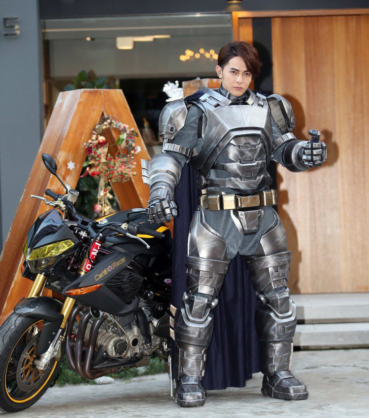 汪東城玩cosplay成精，電影「蝙蝠俠對超人:正義曙光」2016年才上映，他搶先量身製作整套蝙蝠俠造型，現身台北東區街頭。記者陳瑞源／攝影