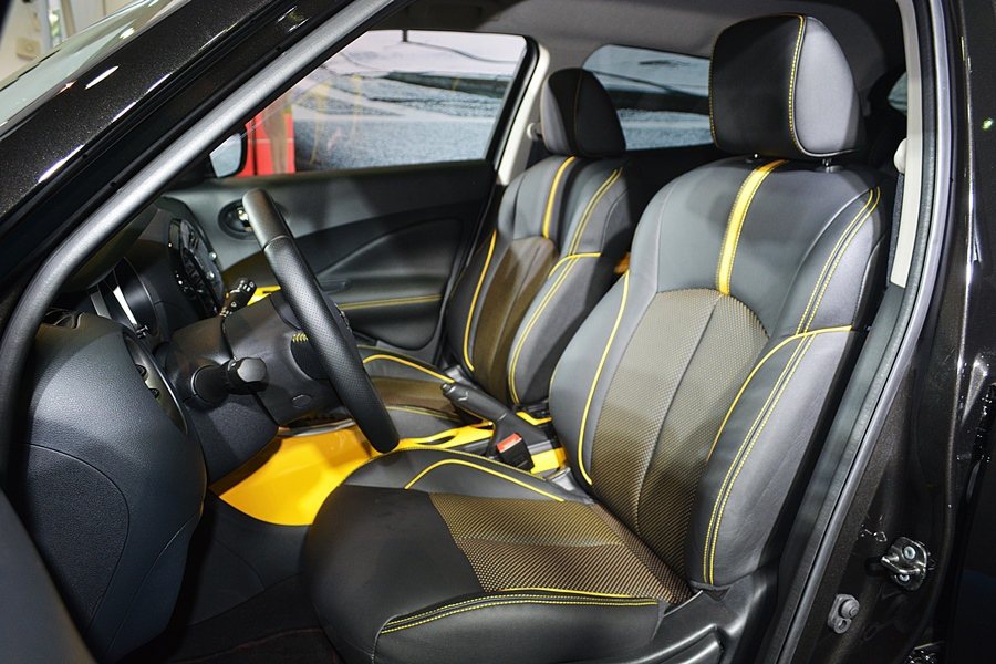 Juke個性版疾勁黑車色混搭黃色外觀與內裝仕樣。