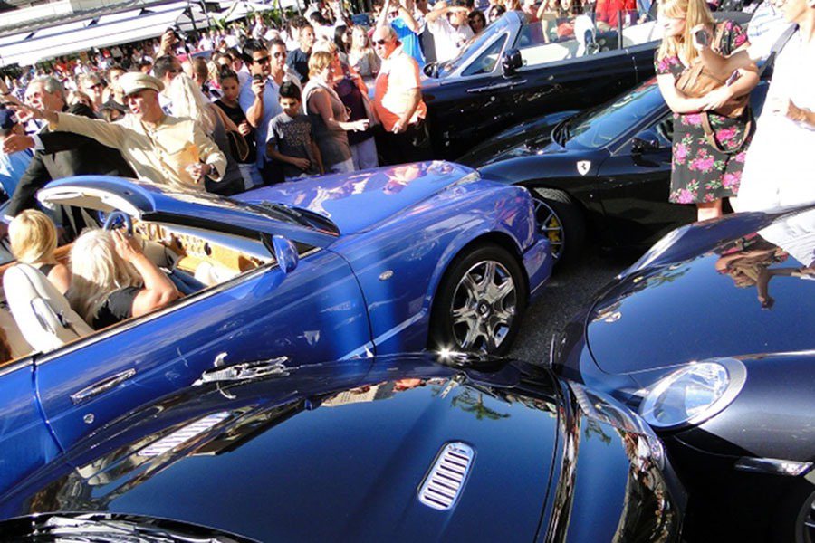 Bentley Azure在 Place du Casino賭場飯店附近，與 Mercedes S Class、Ferrari F430、Porsche 911、以及 Aston Martin Rapide撞成一堆。 摘自wordpress.com