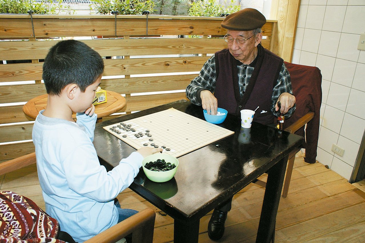圍棋課也是老幼共學的一種方式。<br />圖／台灣失智症協會提供