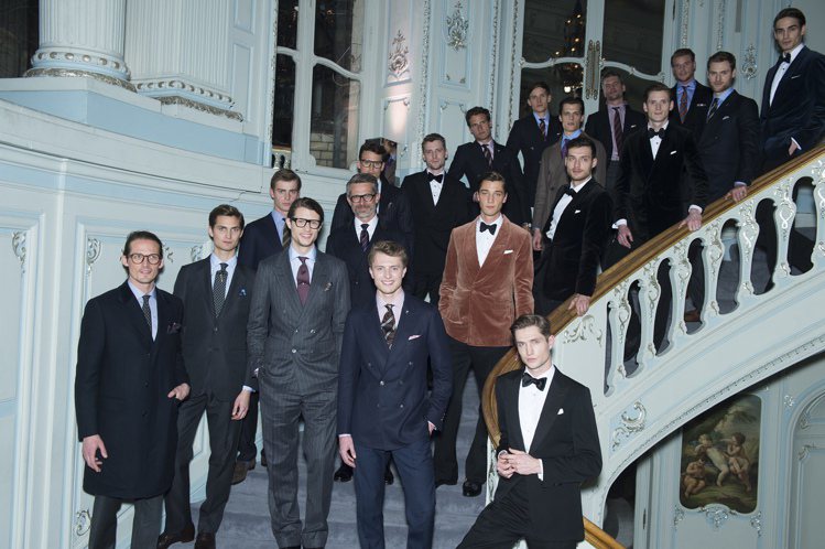 時尚品牌 dunhill 在倫敦男裝周發表秋冬新裝，低調的色彩和燈芯絨、皮革、格紋元素等組合下，呈現出復古風十足的純正英國紳士氣質。圖／dunhill提供