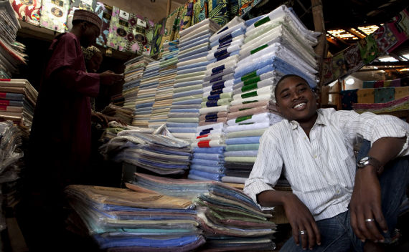 奈及利亞北邊城市的攤販，店中販售「中國製造」的布料。 圖／路透社