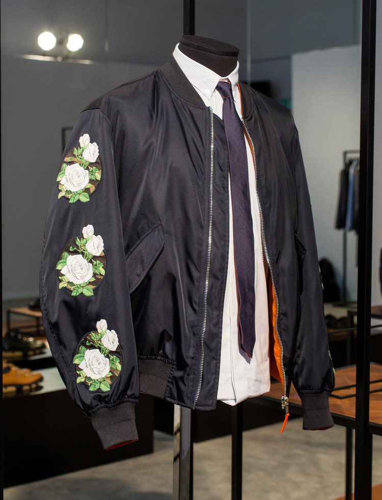 Dior 2016春夏男裝宛如高級訂製的運動服飾或軍裝，在這兩大輪廓中於細節展現正裝精神。圖／Dior提供