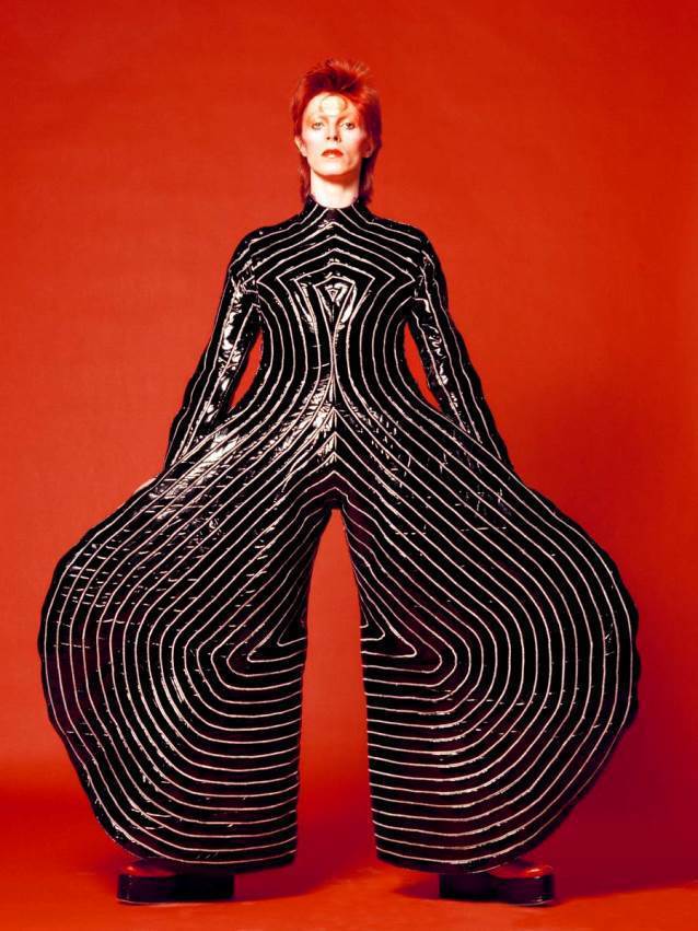 1973，Kansai Yamamoto為大衛鮑伊設計的演唱會服裝。圖／擷自ec...