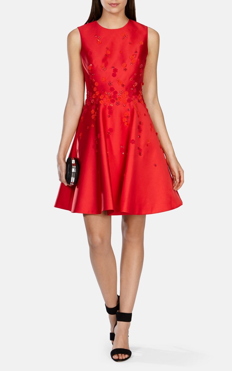 Karen Millen以東方農曆新年為靈感，推出紅色主題的立體亮片短裙。圖／K...