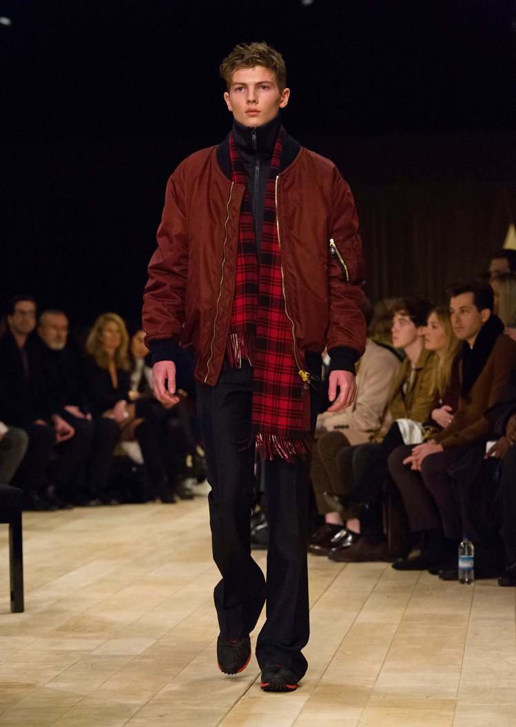 Burberry秋冬男裝以飛行夾克詮釋復古風情。圖／Burberry提供