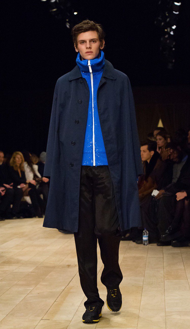 一點點的憂鬱藍，是Burberry秋冬男裝的主題之一。圖／Burberry提供
