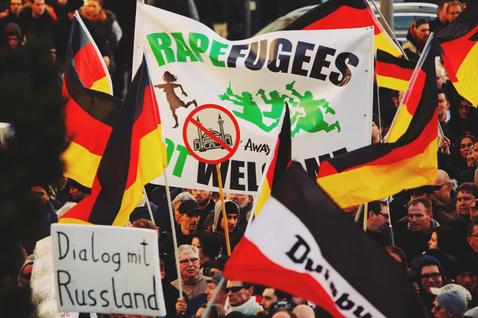 PEGIDA與反難民團體高舉抗議標語「Rapefugees」（強暴犯難民，滾開！...
