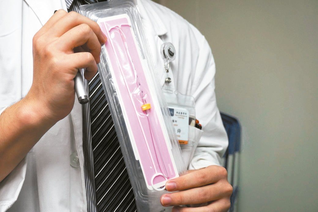 塑膠材質的避孕器放置在子宮內，醫師建議3至5年要更換一次。