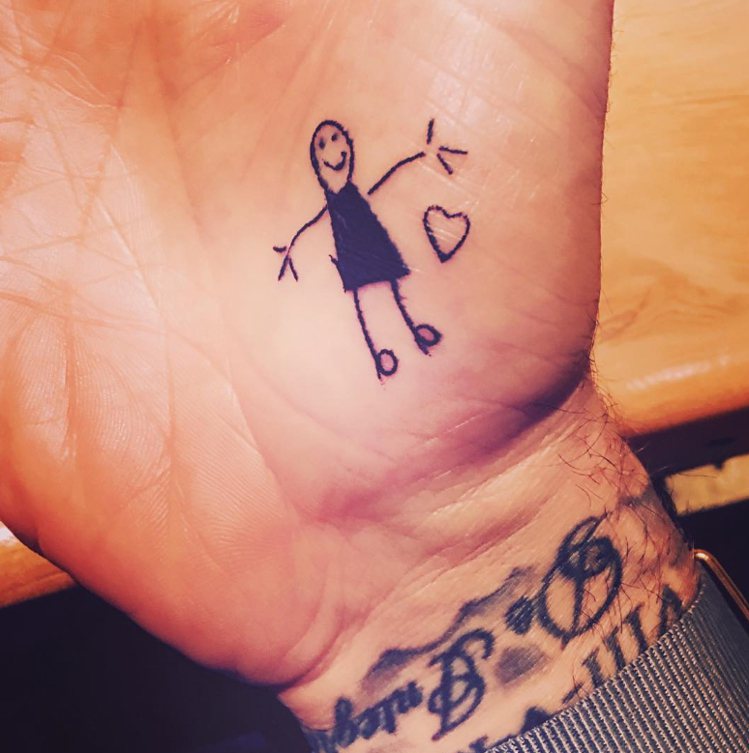 貝克漢秀愛女畫在他手上的圖。圖／擷自instagram