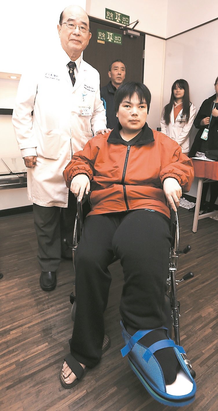 大陸徐女士(右)接受萬芳醫院主任許文憲(左)手術，切除重達4公斤血管瘤。