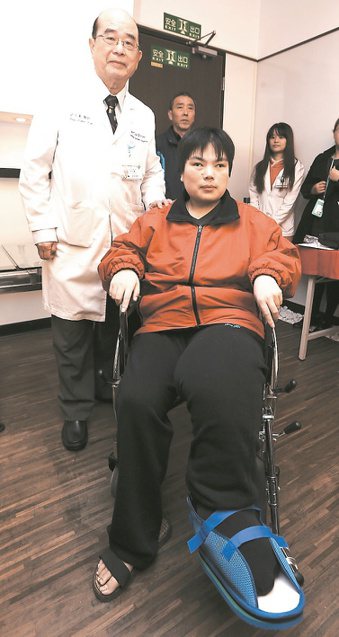 大陸徐女士(右)接受萬芳醫院主任許文憲(左)手術，切除重達4公斤血管瘤。<br />記者侯永全／攝影