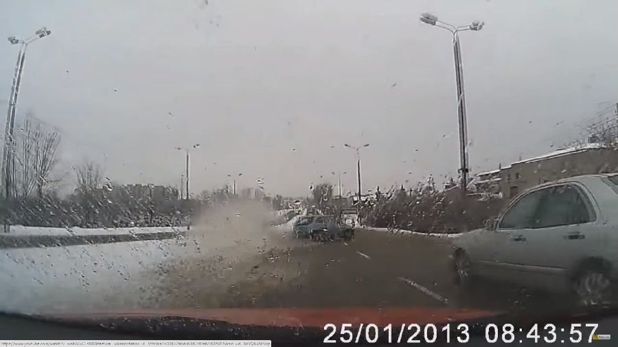 一台Opel Corsa遇到泥濘地與路面濕滑，瞬間失控。 截自Roadcams...