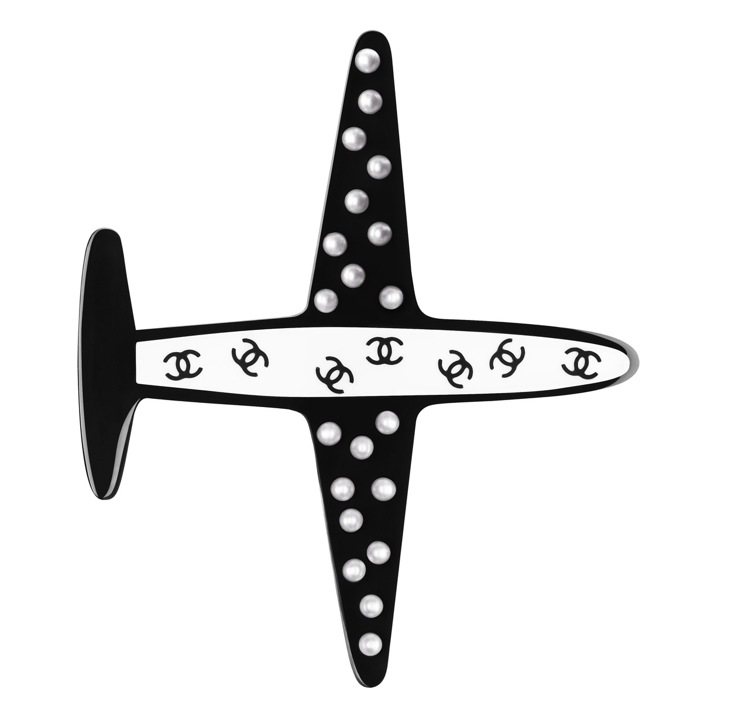 黑白珍珠飛機造型胸針，16,900元。圖／CHANEL提供