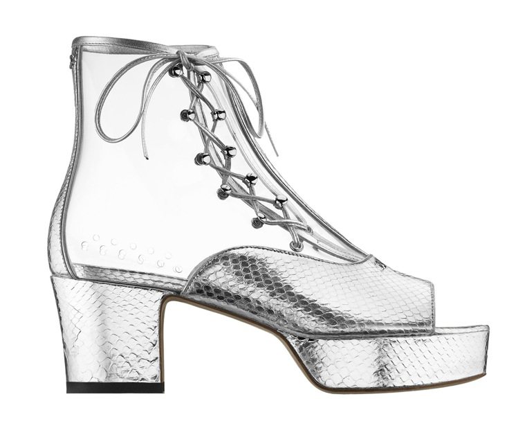 銀色PVC透明綁帶魚口鞋，66,300元。圖／CHANEL提供
