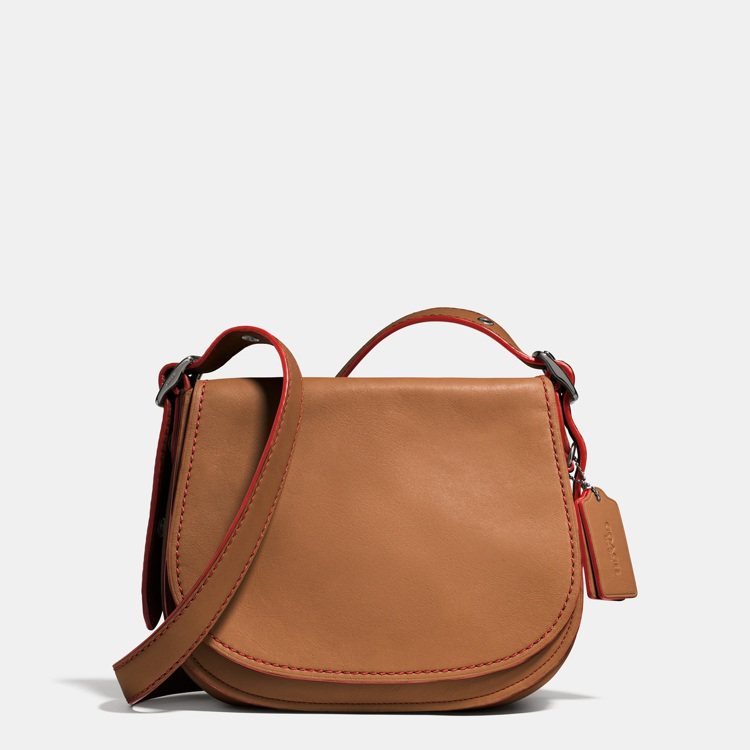Glovetan Leather Saddle Bag，19,900元。圖／Coach提供