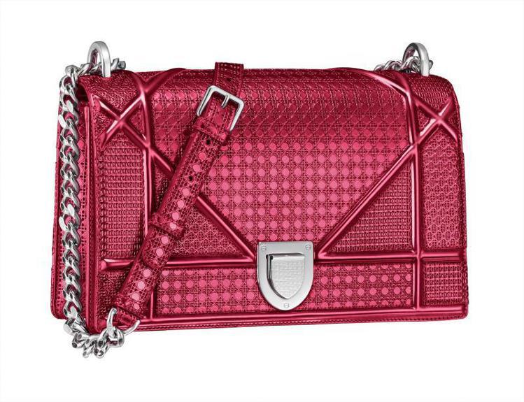 Diorama 酒紅色金屬面皮革中型款鍊包 ，12萬5,000元。圖Dior提供