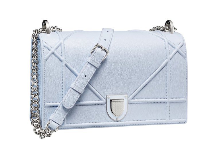 Diorama 粉藍色牛皮中型款鍊包，11萬6,000元。圖Dior提供