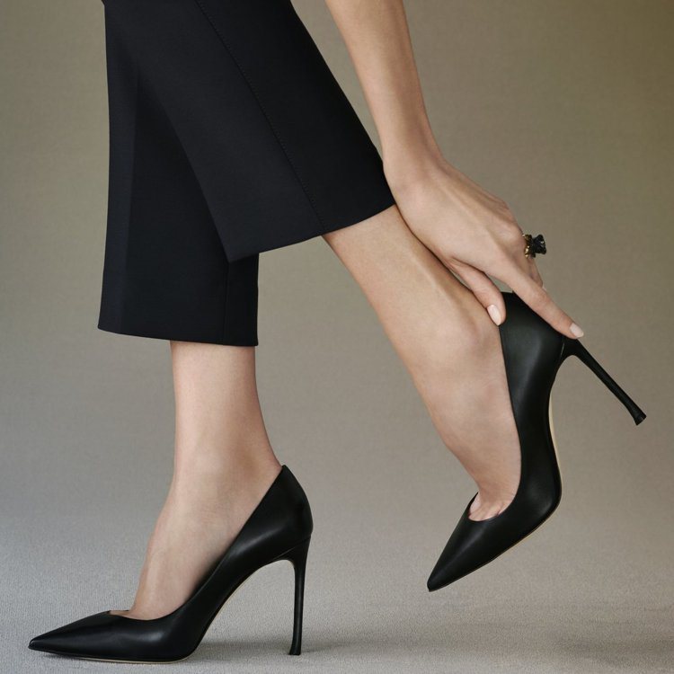 Dioressence高跟鞋以Dior先生1947年發表品牌第一個系列的高級訂製服的鞋履線條為基礎。圖Dior提供