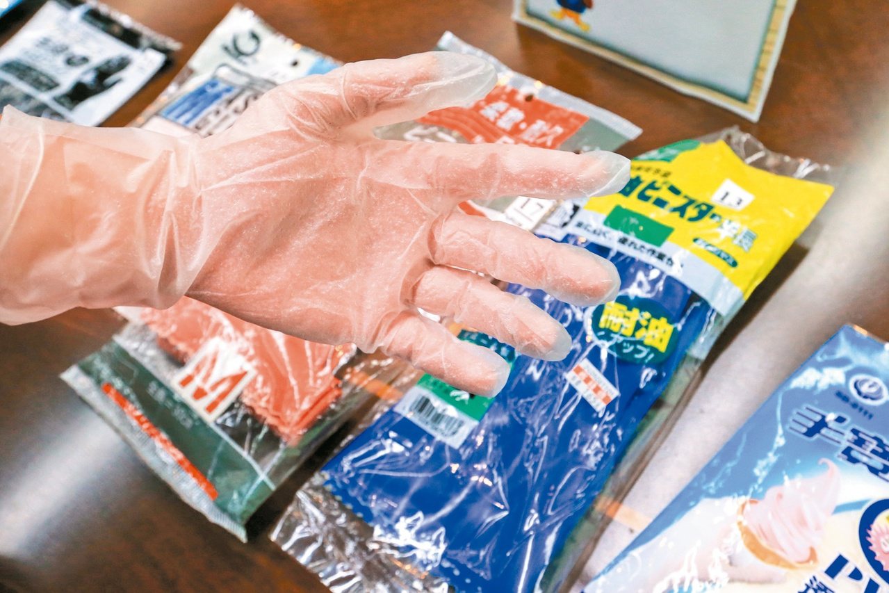消保處上午公布市售家庭用塑膠手套檢測，19件中有13件不符合規定，高達68%。