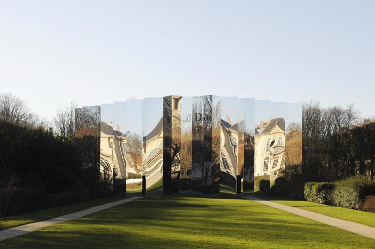 Dior高訂於巴黎羅丹美術館打造一座鏡宮。圖／Dior提供