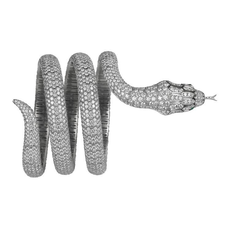 BOUCHERON動物系列珠寶PYTHON蟒蛇鑲鑽手環，2489顆鑽石49,49克拉，2顆祖母綠0,08克拉，1,130萬元。圖／BOUCHERON提供