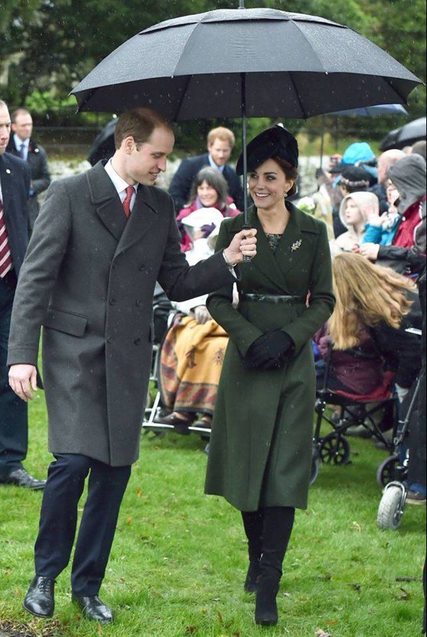 劍橋公爵夫人凱薩琳以SPORTMAX 15早秋系列的軍綠色大衣出席活動。圖／SP...