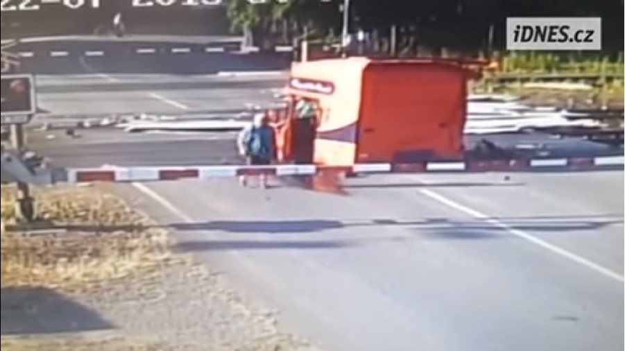 命大的卡車司機遭到撞擊後還能自行下車。 截自verstapen影片