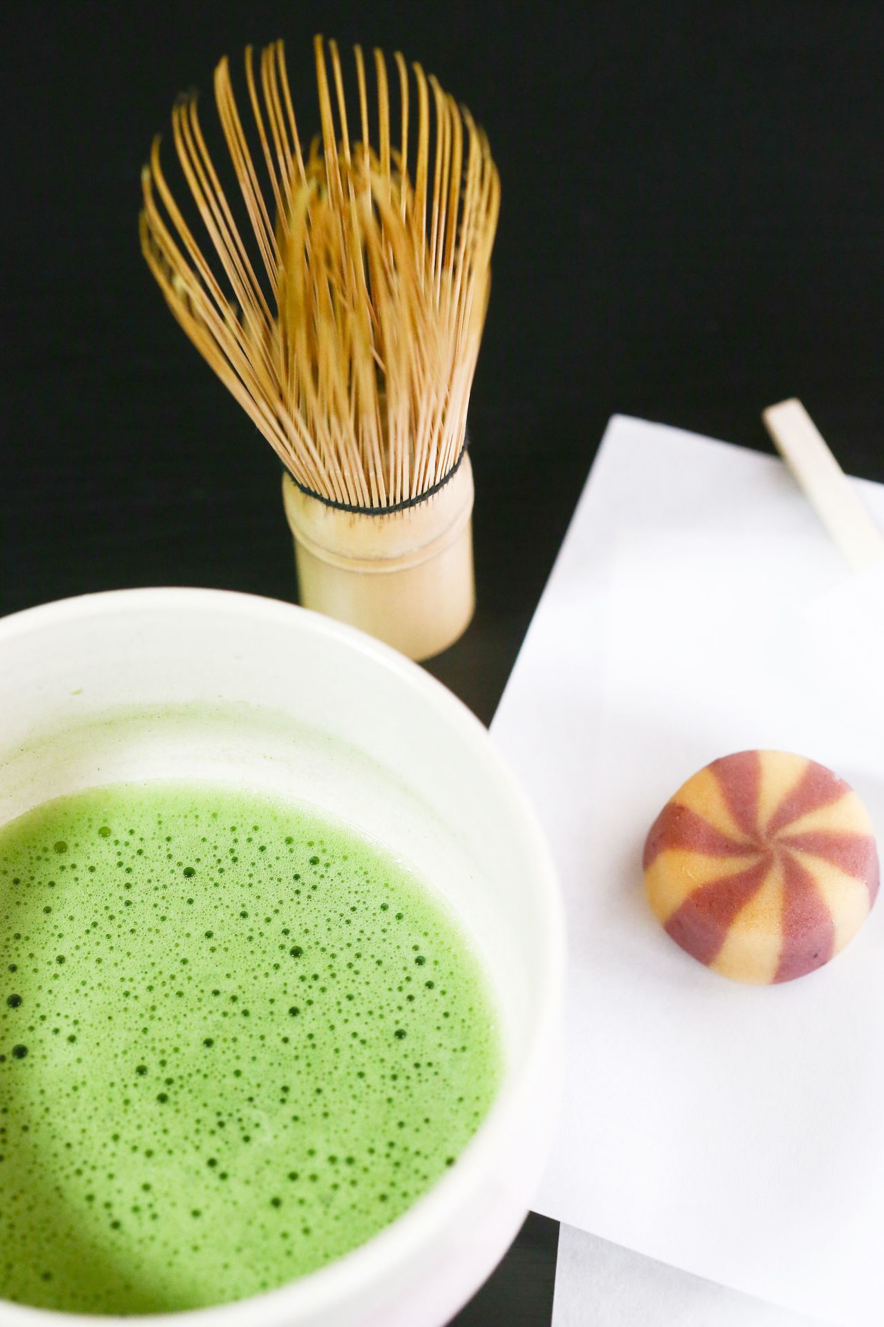 一向被視為健康象徵的日本綠茶，磨成粉末狀後可隨意加入牛奶或以熱水沖泡。