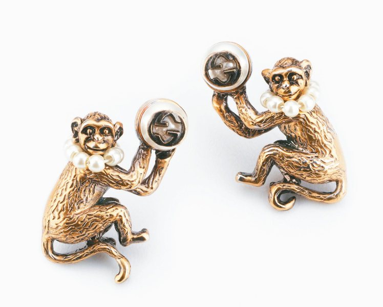 GUCCI猴子造型仿古金屬與珍珠裝飾耳環，15,200元。 圖／GUCCI提供