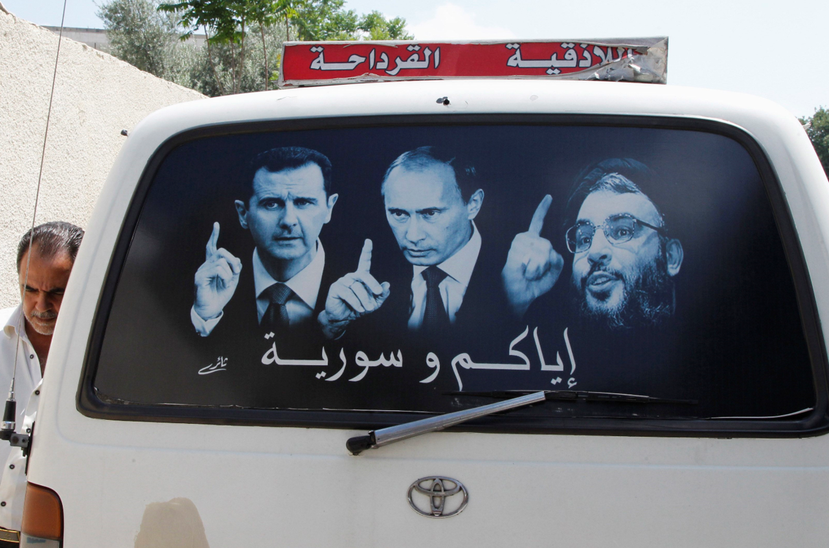 「注意前車與敘利亞」，後車窗印上的，分別是小阿薩德、俄羅斯總統普丁、與黎巴嫩真主...