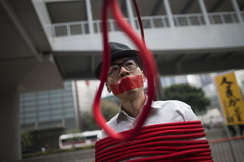 香港視覺藝術家黃國才用紅繩製成「綁架」二字，抗議銅鑼灣書店股東及員工失蹤。 圖／...