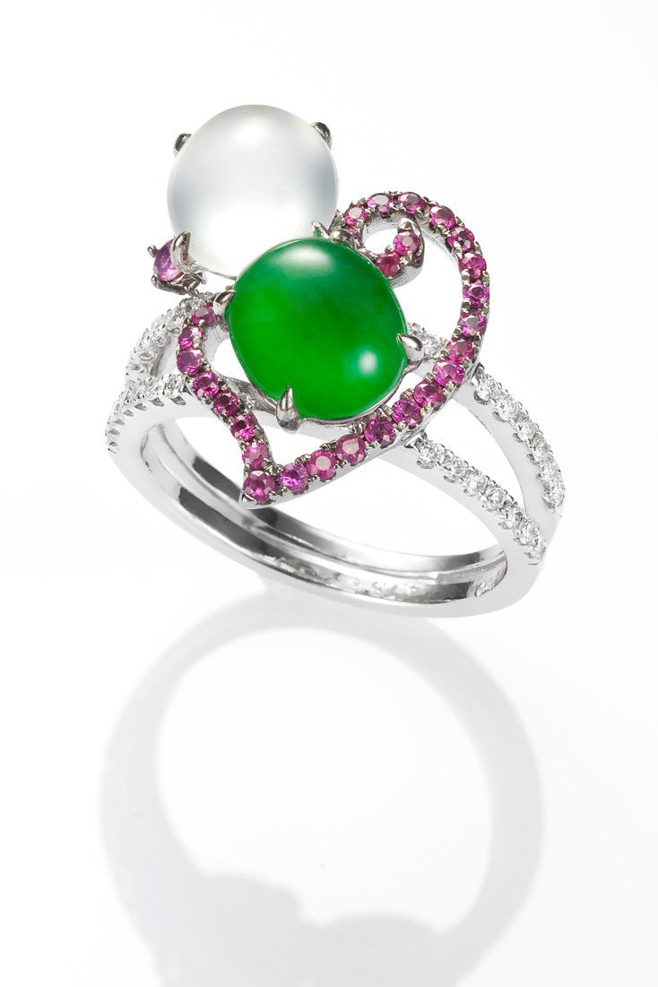 「我們倆」系列蛋面翡翠與冰種白翡心形戒指，搭配鑽石與紅寶石，定價26萬8,000元。圖／玉世家提供