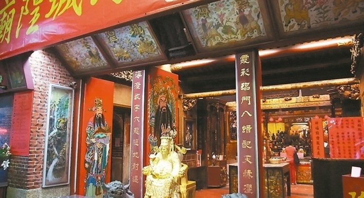 台北霞海城隍廟人氣旺，不少人會前去上香求財運。 