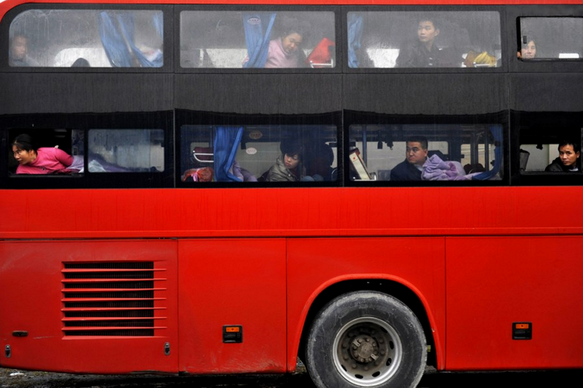 離鄉背井到城市工作的大多是年輕的勞動力，巴士上都是「打工者」。 圖／新華社