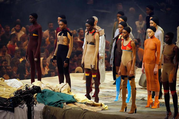 天王肯伊的Yeezy新裝秀，幾乎全數採用非裔模特兒。圖／法新社