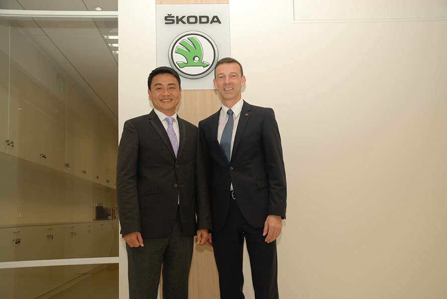 ​​​Škoda董事會成員Mr. Werner Eichhorn先生(右)，以及...