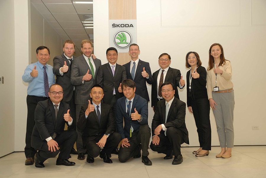 Š​​koda董事會成員Mr. Werner Eichhorn先生(後排右四)，和SKODA Taiwan全體團隊成員合影。 Škoda提供