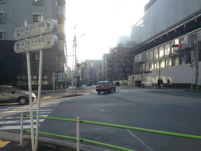 東京街頭常可見指示牌，導引地鐵站的方向與距離。 圖／作者自攝