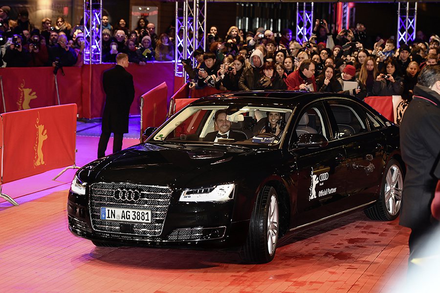 載無人自動駕駛科技的Audi A8 L W12帶領德國演技派小生，同時也是Audi品牌大使的丹尼爾‧布爾（Daniel Brühl）與女友步入星光大道。 Audi提供