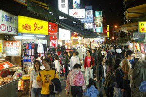從魚蛋革命到台灣的攤販夜市——民主有機性的縮影